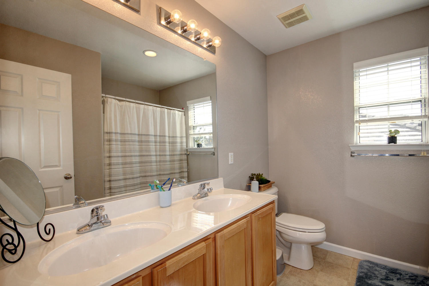 Dunnigan Realtors Elk Grove 4 Bedrooms, Single Family Home, Sold Listings, La Tonis Way, 2 Bathrooms, Listing ID 1144, Elk Grove, California, United States, 95758,