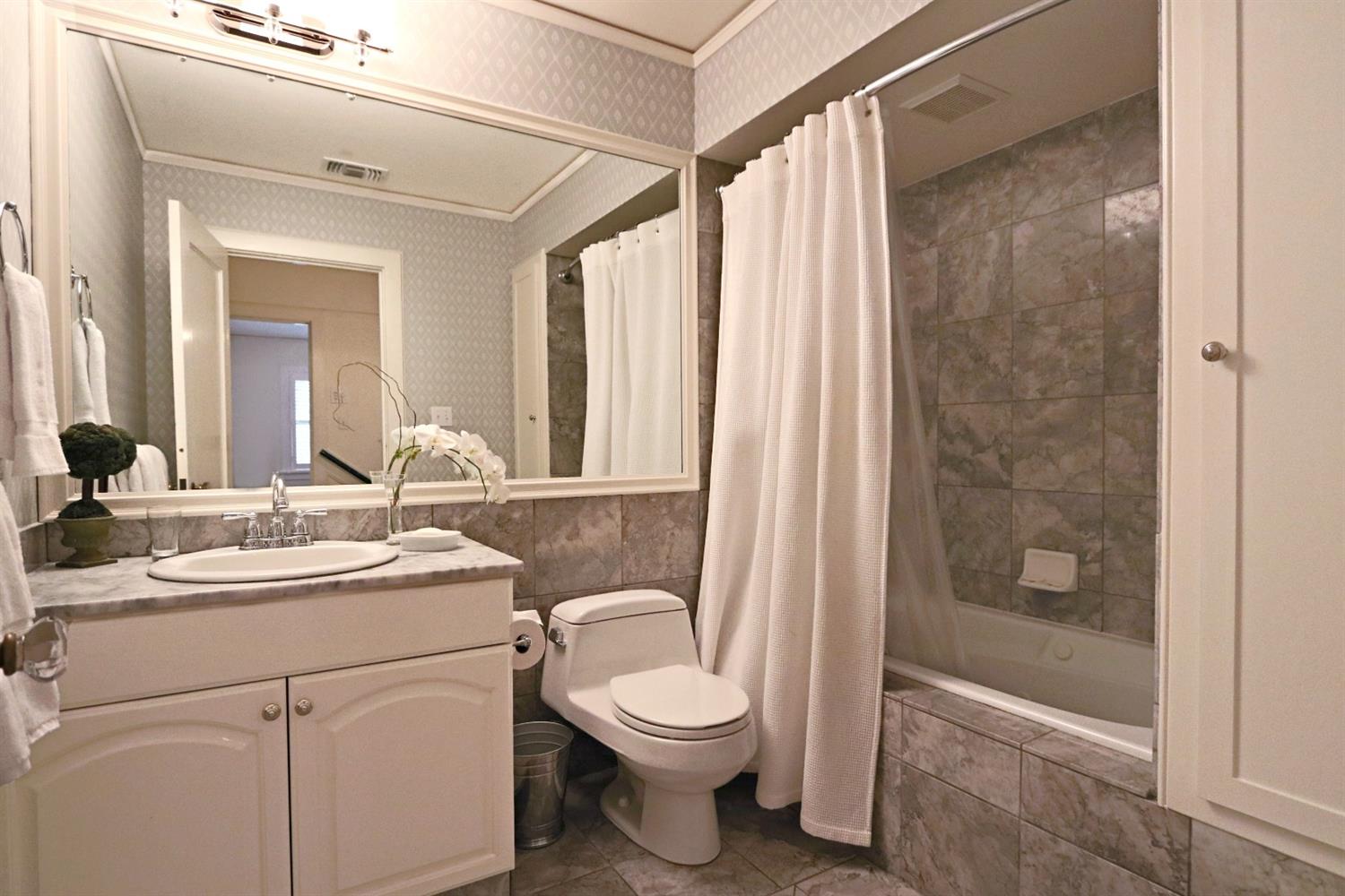 Dunnigan Realors East Sac 
1423 41st,Sacramento,Sacramento,California,United States 95819,4 Bedrooms Bedrooms,2 Bathrooms Bathrooms,Single Family Home,41st,1182
