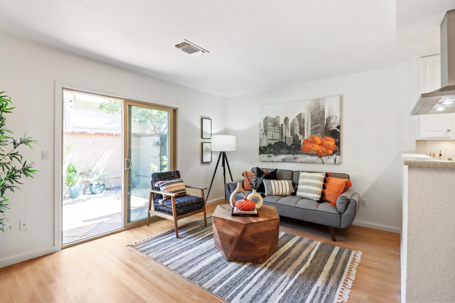 Dunnigan Realtors, Midtown, 956 Q St, Sacramento, California, United States 95811, 2 Bedrooms Bedrooms, ,1 BathroomBathrooms,Condominium,Active Listings,Q St,1374