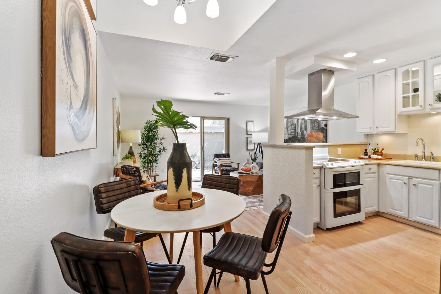 Dunnigan Realtors, Midtown, 956 Q St, Sacramento, California, United States 95811, 2 Bedrooms Bedrooms, ,1 BathroomBathrooms,Condominium,Active Listings,Q St,1374