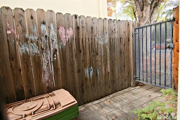 Sold, 2 Bedrooms, 1 Bathrooms, Condominium, Sacramento Downtown/Midtown, 2418 P St #A, Sacramento, CA 95816-6273, Beth Christensen, Dunnigan Realtors, Top Agent