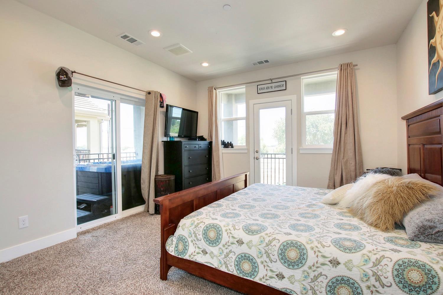 Sold, 3 Bedrooms, 2 Bathrooms, Single Family Home, Sacto So Land Park/Greenhaven, 24 Rio Viale Ct, Sacramento, CA 95831-8200, Beth Christensen, Dunnigan Realtors, Top Agent