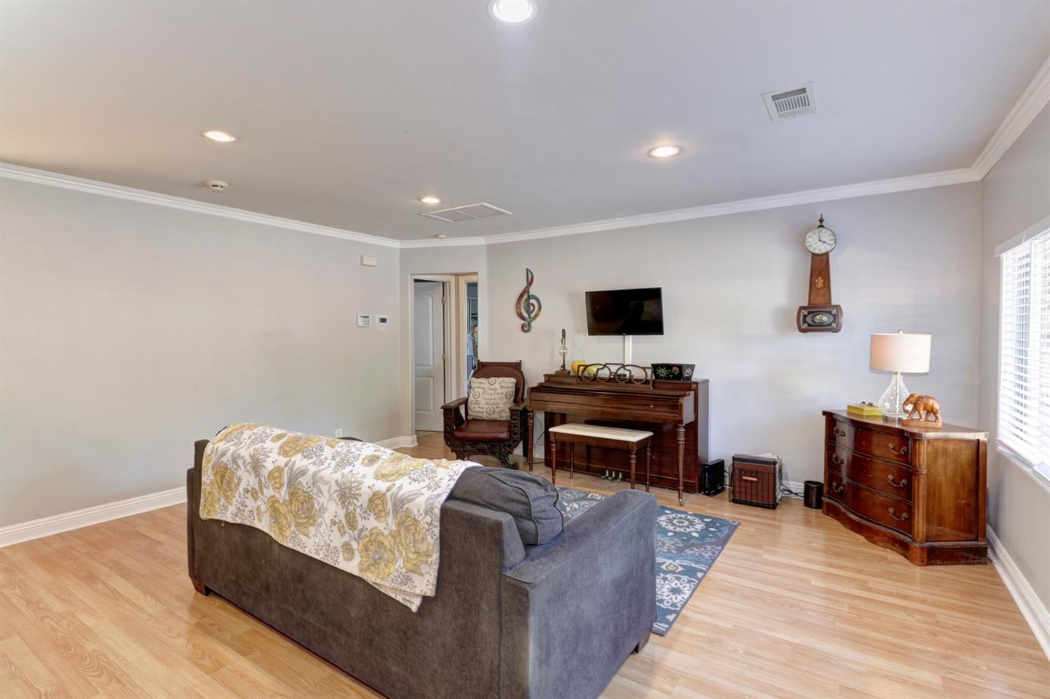 Sold, 3 Bedrooms, 2 Bathrooms, Single Family Home, Carmichael, 2521 Gunn Rd, Carmichael, CA 95608-4742, Beth Christensen, Dunnigan Realtors, Top Agent