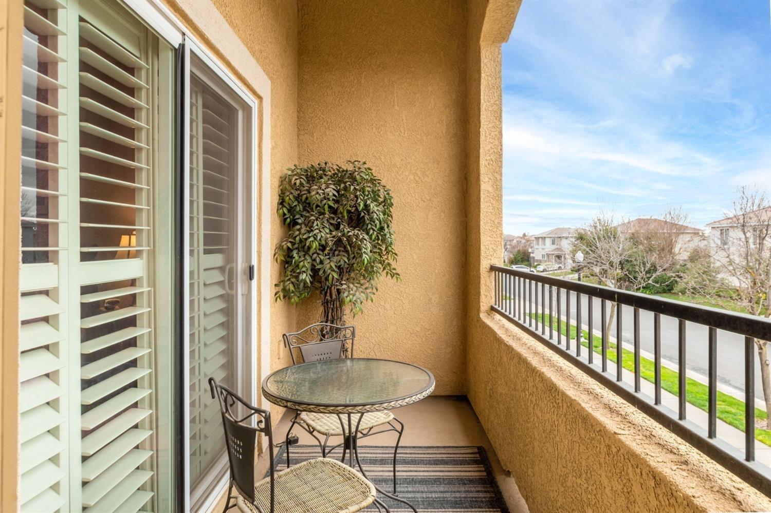 Sold, 2 Bedrooms, 2 Bathrooms, Condominium, No Sacto/Natomas/Del Paso Heights, 5350 Dunlay Dr #411, Sacramento, CA 95835, Beth Christensen, Dunnigan Realtors, Top Agent