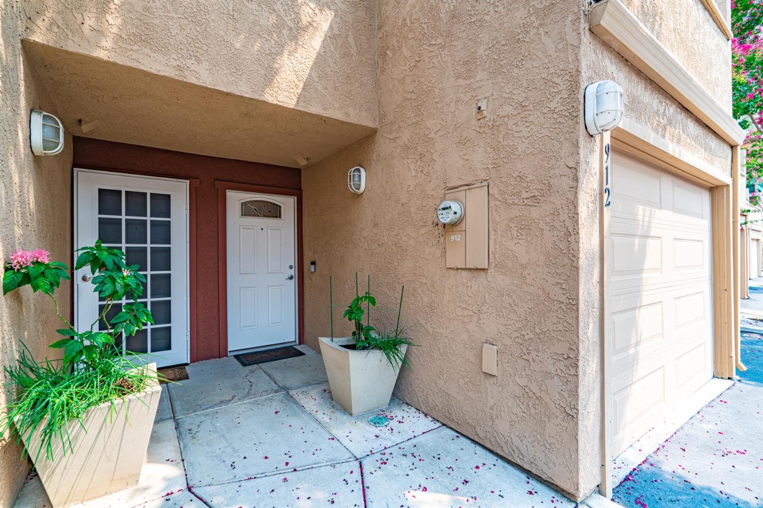 Sold, 2 Bedrooms, 1 Bathrooms,Townhouse, Saratoga Townhomes, Sacramento Midtown, 912 Q St, Sacramento, CA 95811-6416, Beth Christensen, Dunnigan Realtors, Top Agent