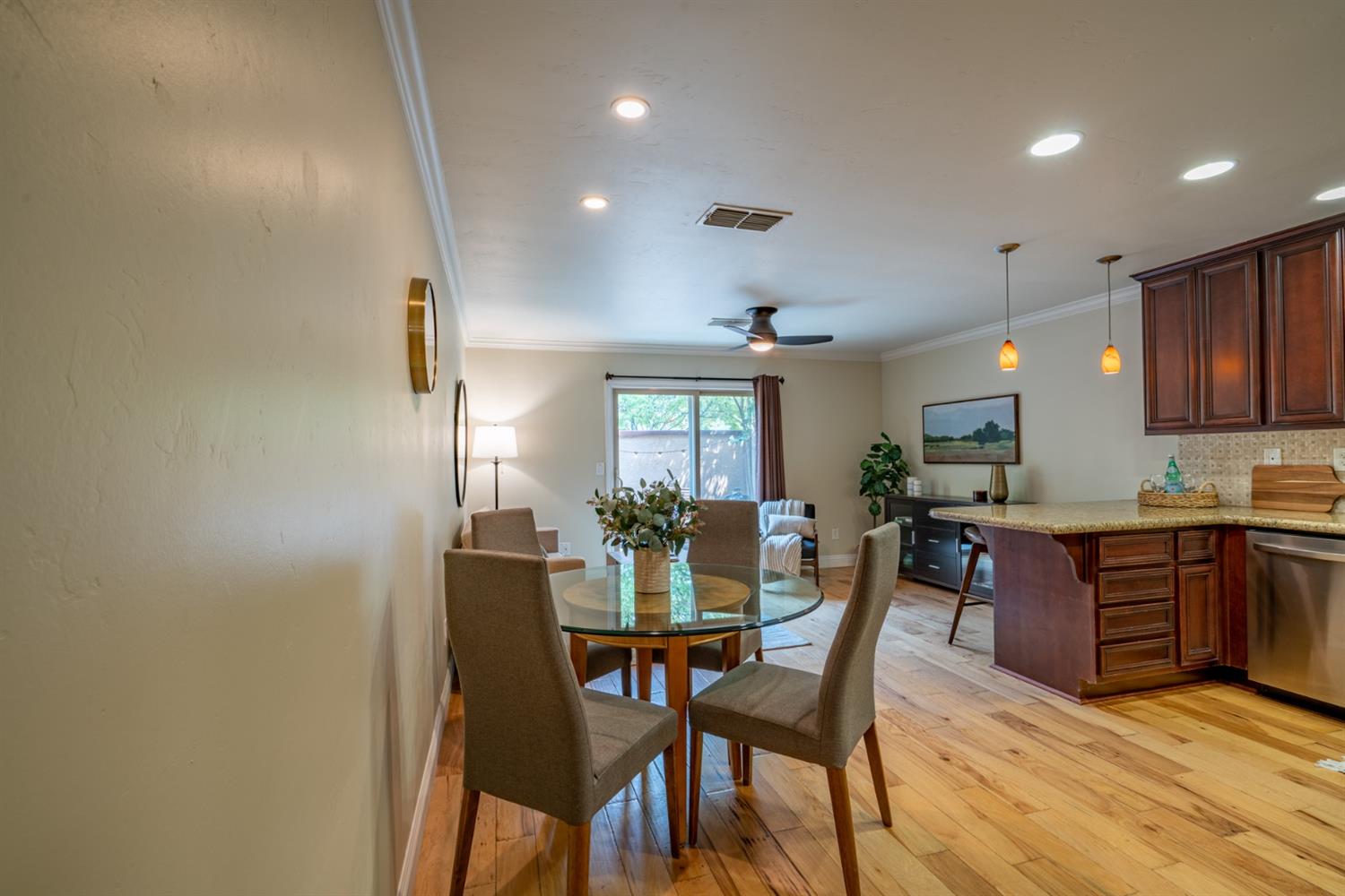 Sold, 2 Bedrooms, 1 Bathrooms,Townhouse, Saratoga Townhomes, Sacramento Midtown, 912 Q St, Sacramento, CA 95811-6416, Beth Christensen, Dunnigan Realtors, Top Agent