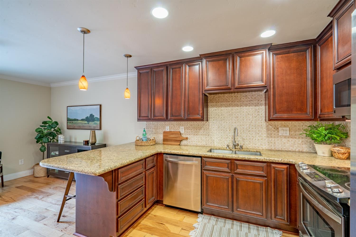 Sold, 2 Bedrooms, 1 Bathrooms,Townhouse, Saratoga Townhomes, Sacramento Midtown, 912 Q St, Sacramento, CA 95811-6416, Beth Christensen, Dunnigan Realtors, Top Agent