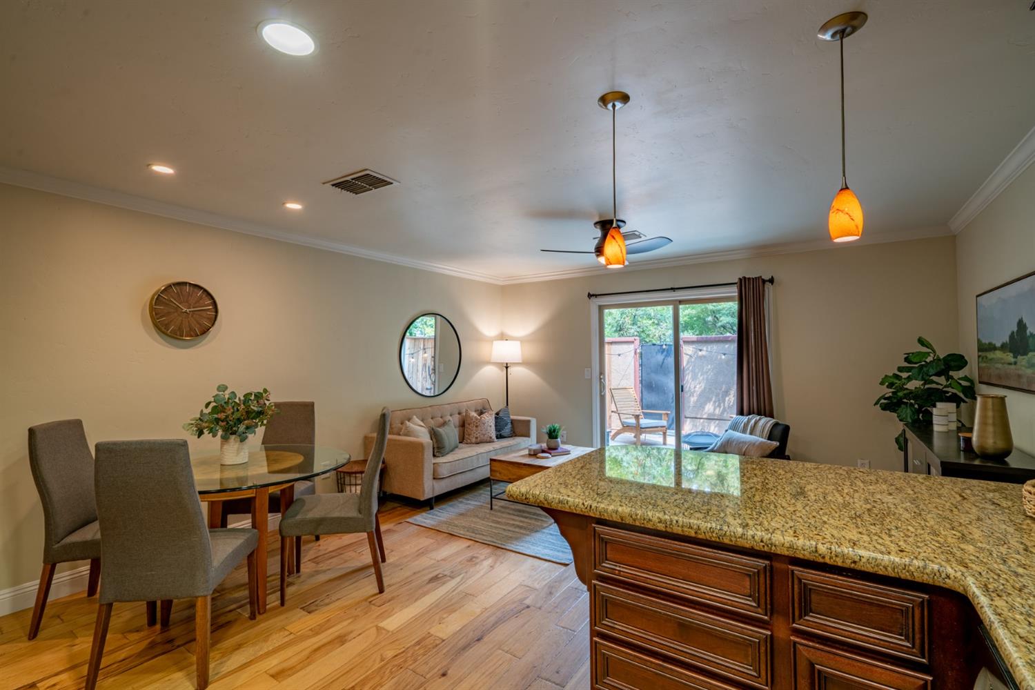 Sold, 2 Bedrooms, 1 Bathrooms,Townhouse, Saratoga Townhomes, Sacramento Midtown, 912 Q St, Sacramento, CA 95811-6416, Beth Christensen, Dunnigan Realtors, Top Agent