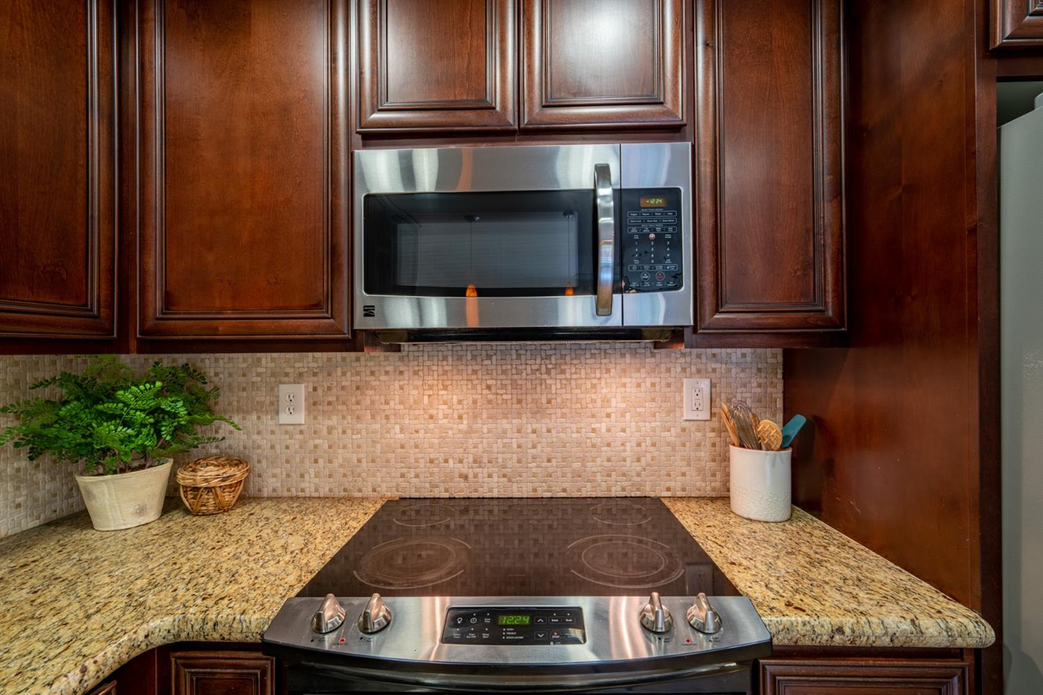 Sold, 2 Bedrooms, 1 Bathrooms,Townhouse, Saratoga Townhomes, Sacramento Midtown, 912 Q St, Sacramento, CA 95811-6416, Beth Christensen, Dunnigan Realtors, Top Agent