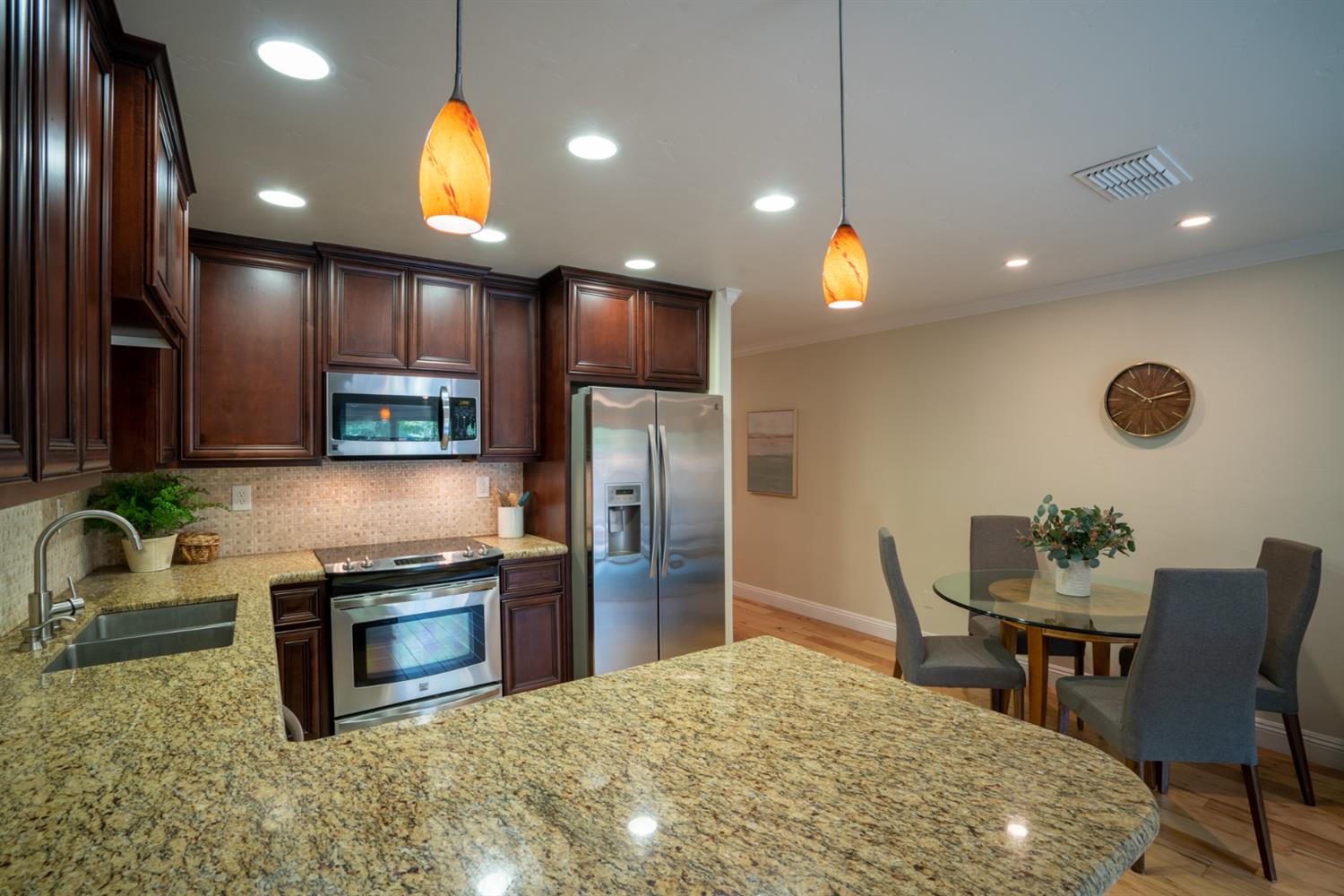 Sold, 2 Bedrooms, 1 Bathrooms,Townhouse, Saratoga Townhomes, Sacramento Midtown, 912 Q St, Sacramento, CA 95811-6416, Beth Christensen, Dunnigan Realtors, Top Agent