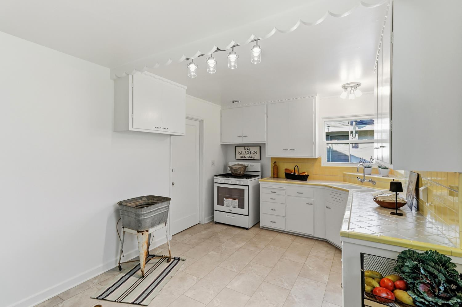 Active, 2 Bedrooms, 1 Bathrooms, Single Family Home, East Sacramento & Vicinity, 131 46th St, Sacramento, CA 95819-2210, Nathan Sherman, Dunnigan Realtors, Top Agent