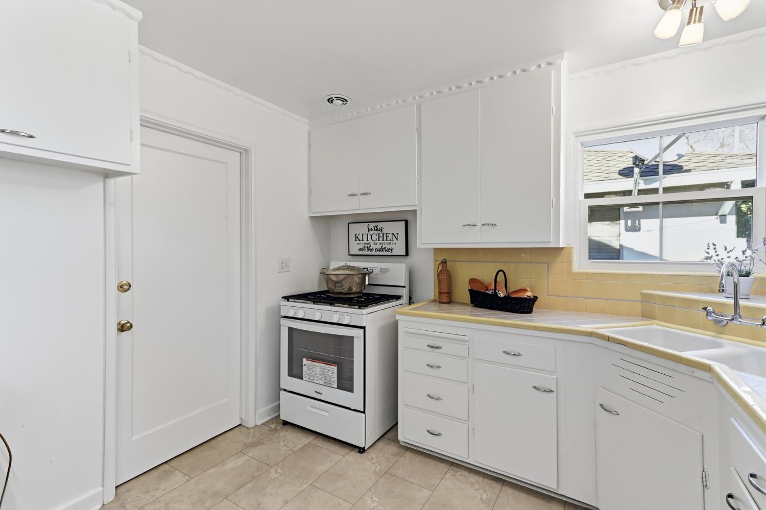 Active, 2 Bedrooms, 1 Bathrooms, Single Family Home, East Sacramento & Vicinity, 131 46th St, Sacramento, CA 95819-2210, Nathan Sherman, Dunnigan Realtors, Top Agent