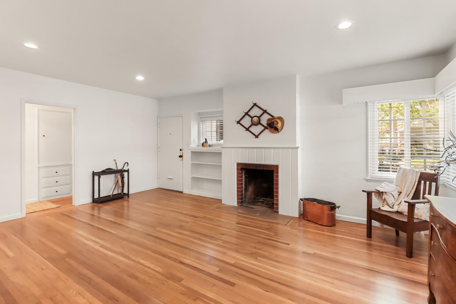 Pending, 2 Bedrooms, 1 Bathrooms, Single Family Home, Sacramento Land Park, 2711 17th St, Sacramento, CA 95818, Beth Christensen, Dunnigan Realtors, Top Agent