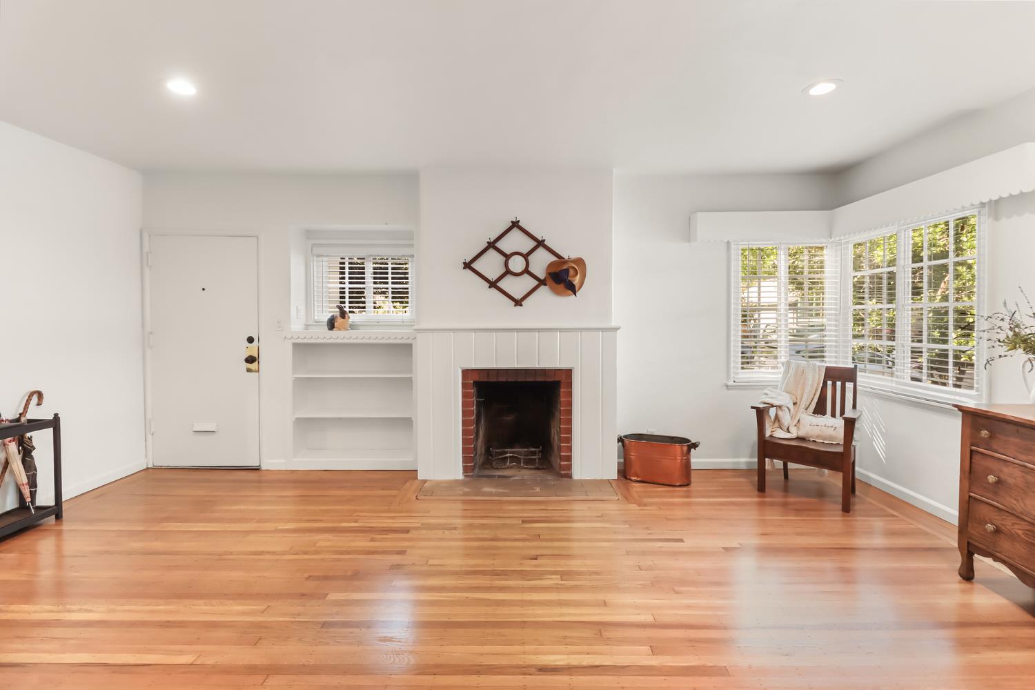 Pending, 2 Bedrooms, 1 Bathrooms, Single Family Home, Sacramento Land Park, 2711 17th St, Sacramento, CA 95818, Beth Christensen, Dunnigan Realtors, Top Agent