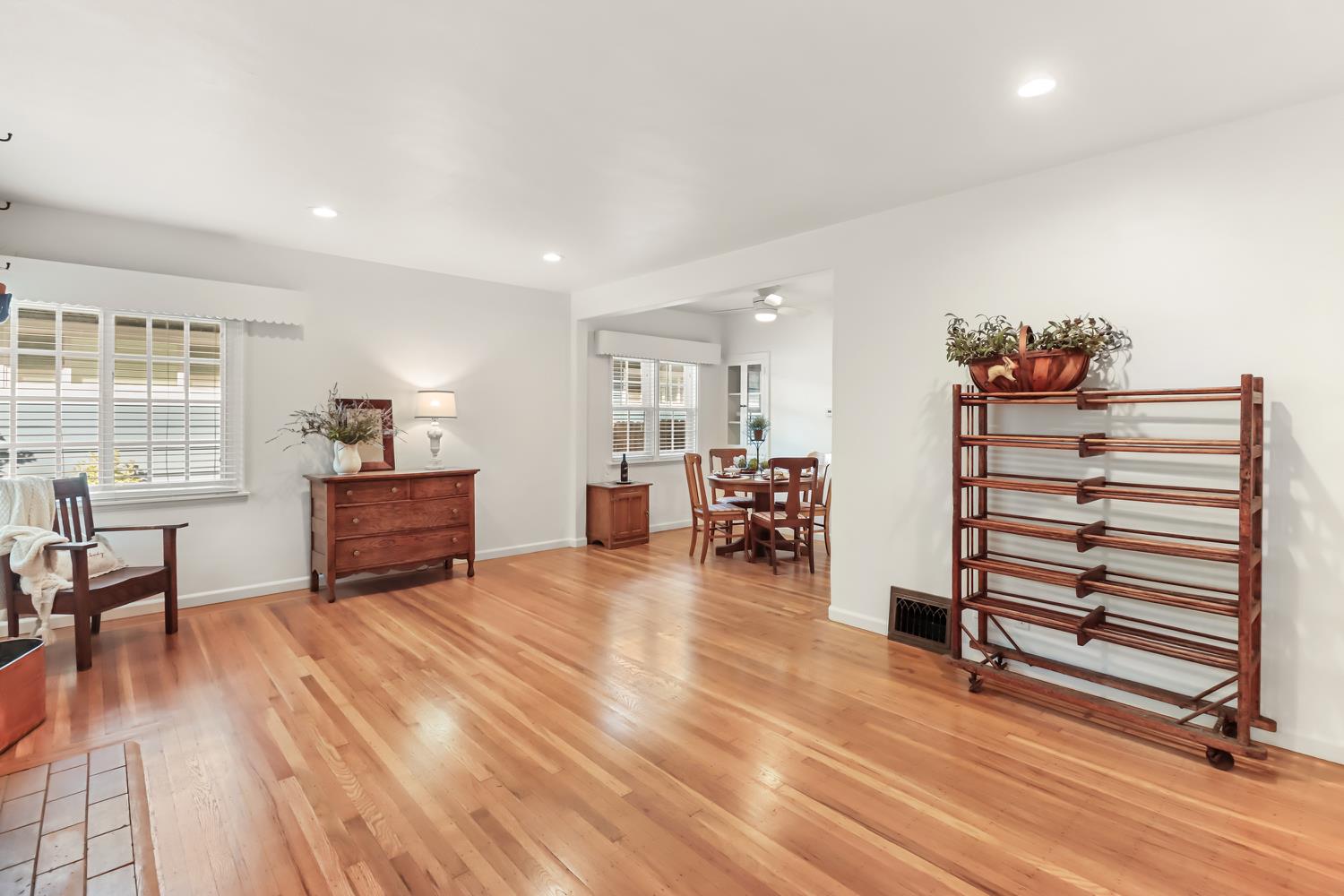 Pending, 2 Bedrooms, 1 Bathrooms, Single Family Home, Sacramento Land Park, 2711 17th St, Sacramento, CA 95818, Beth Christensen, Dunnigan Realtors, Top Agent