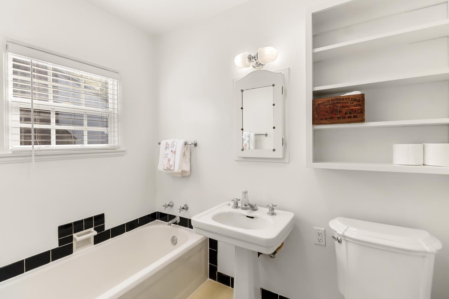 Pending, 2 Bedrooms, 1 Bathrooms, Single Family Home, Sacramento Land Park, 2711 17th St, Sacramento, CA 95818, Beth Christensen, Dunnigan Realtors, Top Agent