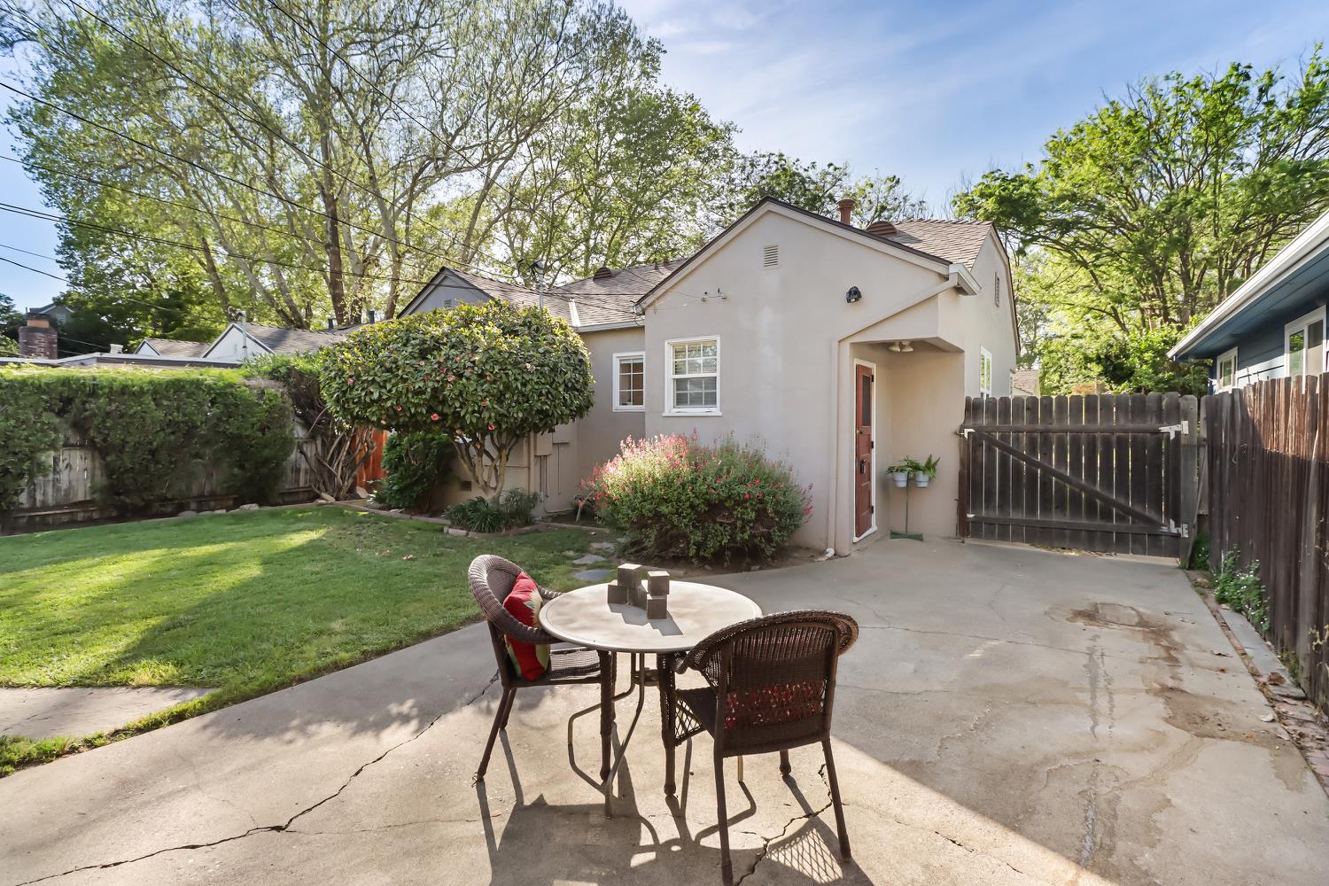 Pending, 2 Bedrooms, 1 Bathrooms, Single Family Home, Sacramento Land Park, 2711 17th St, Sacramento, CA 95818, Beth Christensen, Dunnigan Realtors, Top Agent