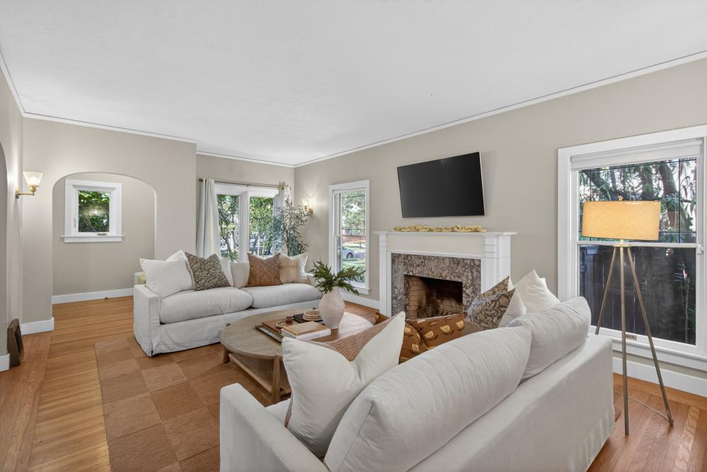 Pending, 3 Bedrooms, 2 Bathrooms, Single Family Home, Sacramento Downtown/Midtown, 721 38th St, Sacramento, CA 95816-3930, Beth Christensen, Dunnigan Realtors, Top Agent