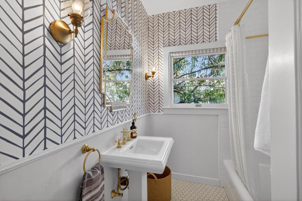 Pending, 3 Bedrooms, 2 Bathrooms, Single Family Home, Sacramento Downtown/Midtown, 721 38th St, Sacramento, CA 95816-3930, Beth Christensen, Dunnigan Realtors, Top Agent