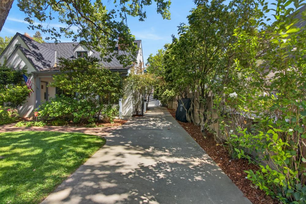 Pending, 3 Bedrooms, 2 Bathrooms, Single Family Home, Sacramento Downtown/Midtown, 721 38th St, Sacramento, CA 95816-3930, Beth Christensen, Dunnigan Realtors, Top Agent