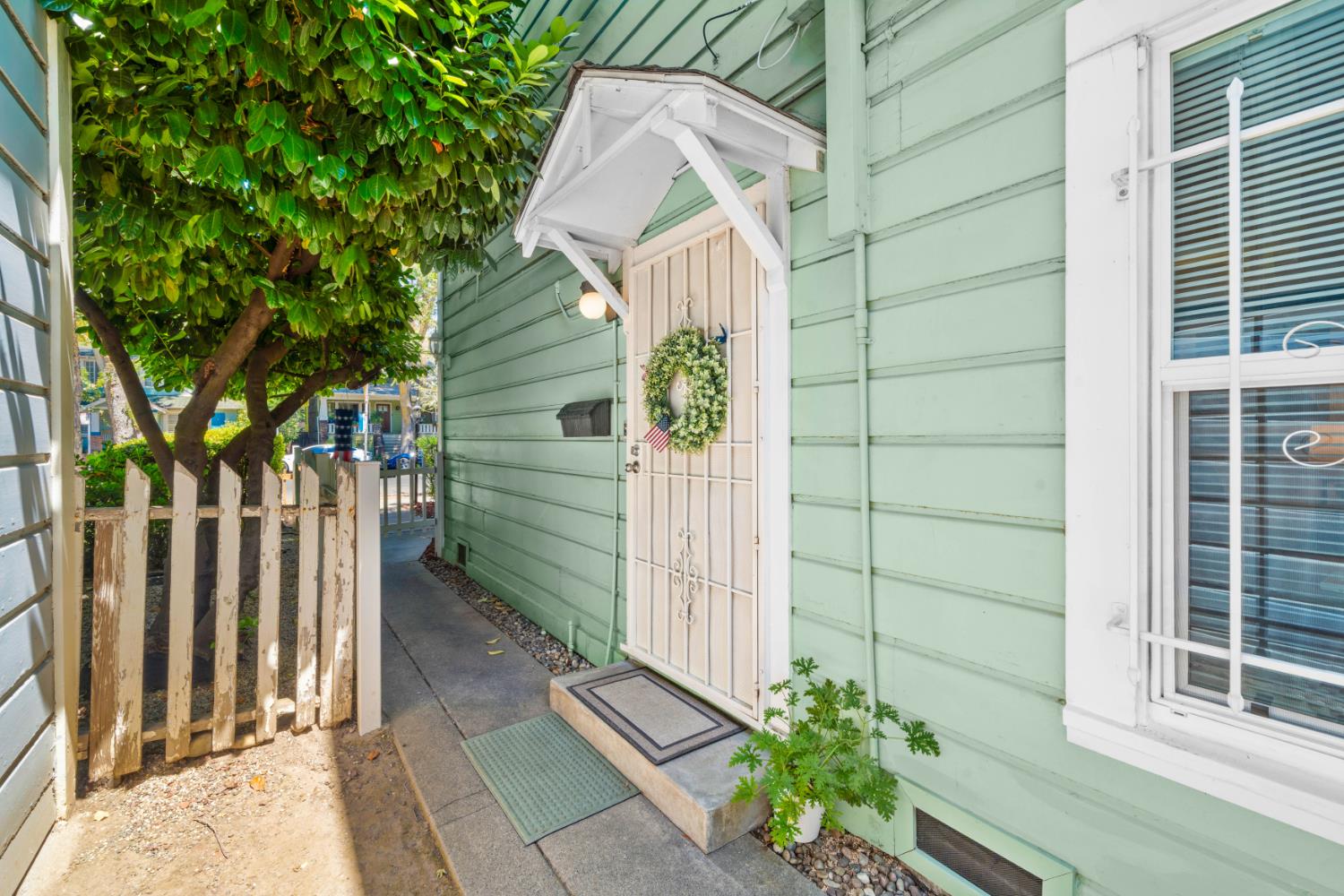 Active, 4 Bedrooms, 4 Bathrooms, Single Family Home, Sacramento Downtown/Midtown, 2706 F St, Sacramento, CA 95816-3716, Beth Christensen, Dunnigan Realtors, Top Agent